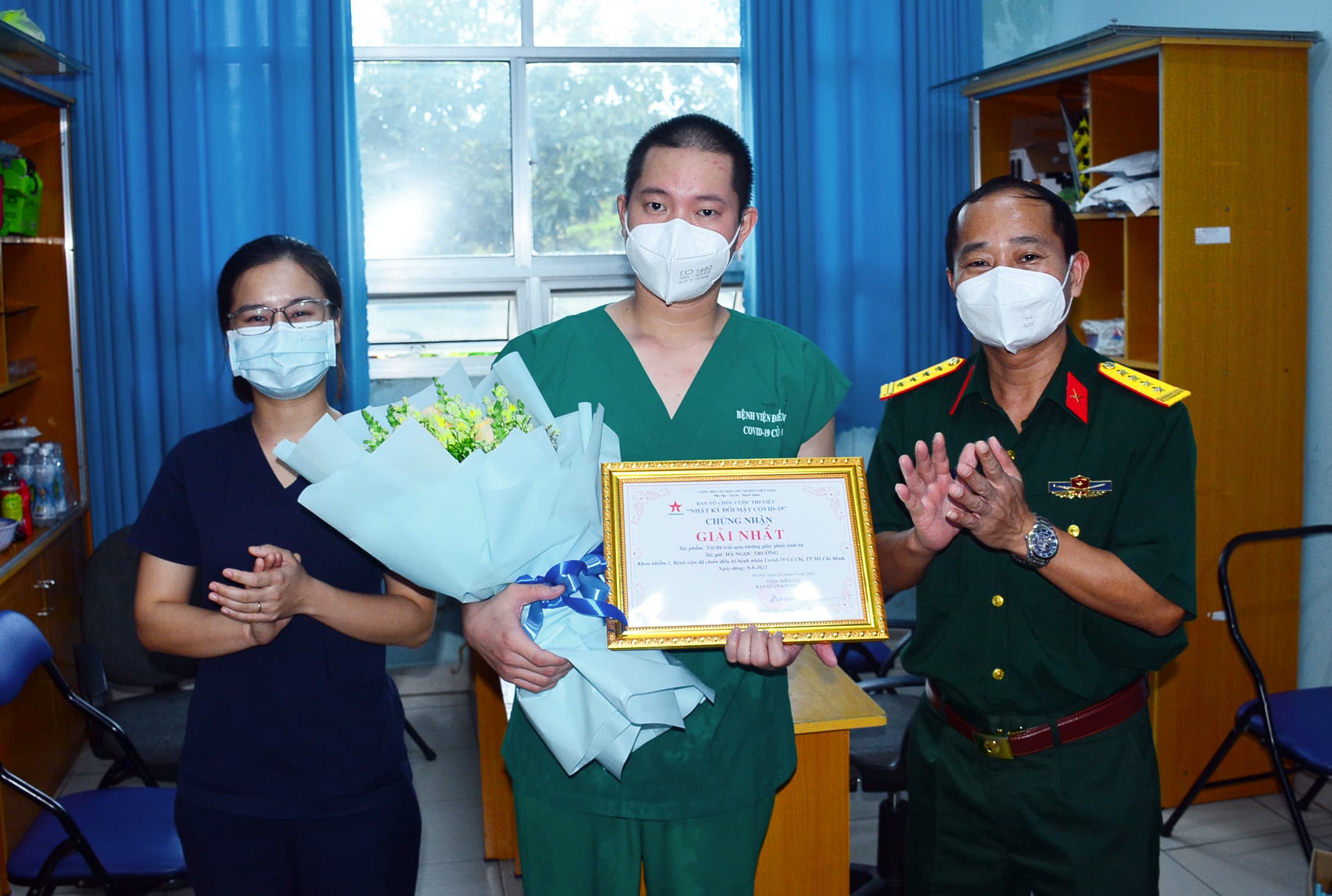 Trao giải cuộc thi viết “Nhật ký đối mặt Covid-19” tháng 8 cho tác giả đoạt giải Nhất ngay tại bệnh viện
