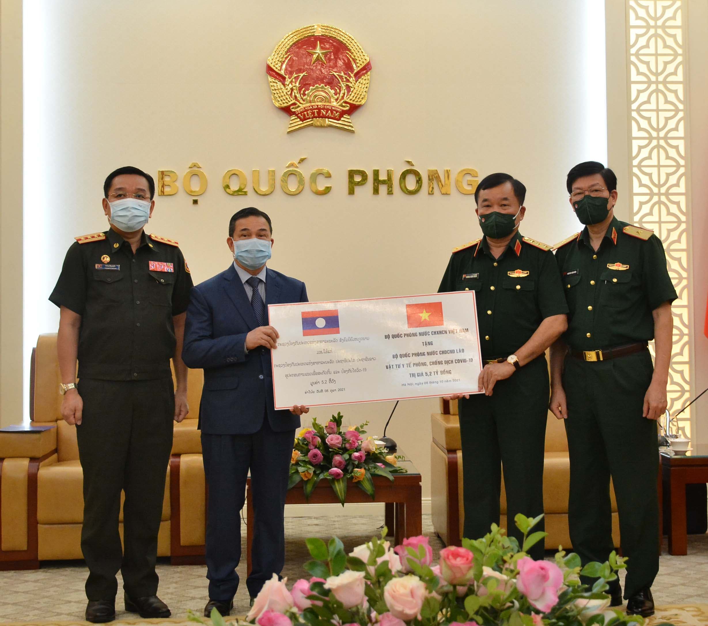 Bộ Quốc phòng Việt Nam tiếp tục hỗ trợ Bộ Quốc phòng Lào vật tư y tế phòng, chống dịch Covid-19