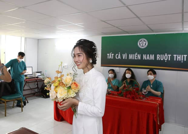 Hạnh phúc với đám cưới “độc nhất vô nhị” trong tâm dịch