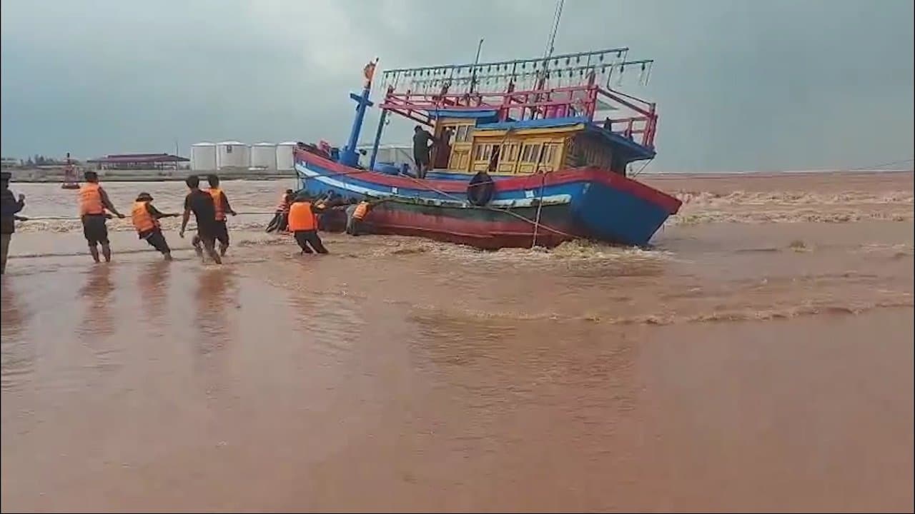 Cứu hộ thành công tàu cá bị nạn trên biển