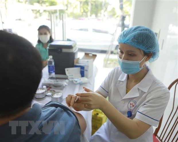 Có nên uống thuốc hạ huyết áp trước tiêm vaccine Covid-19?