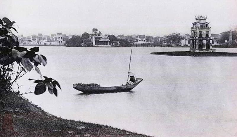 Hồ Gươm, giao lộ Đông - Tây
