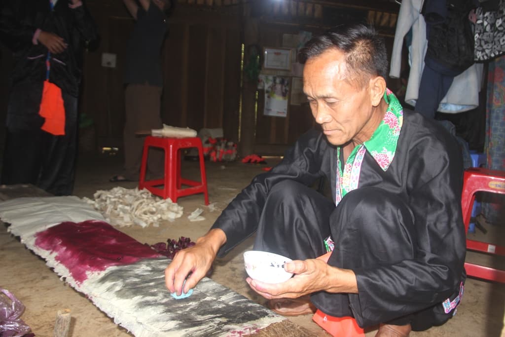 Lễ dù su của dân tộc Mông tỉnh Điện Biên