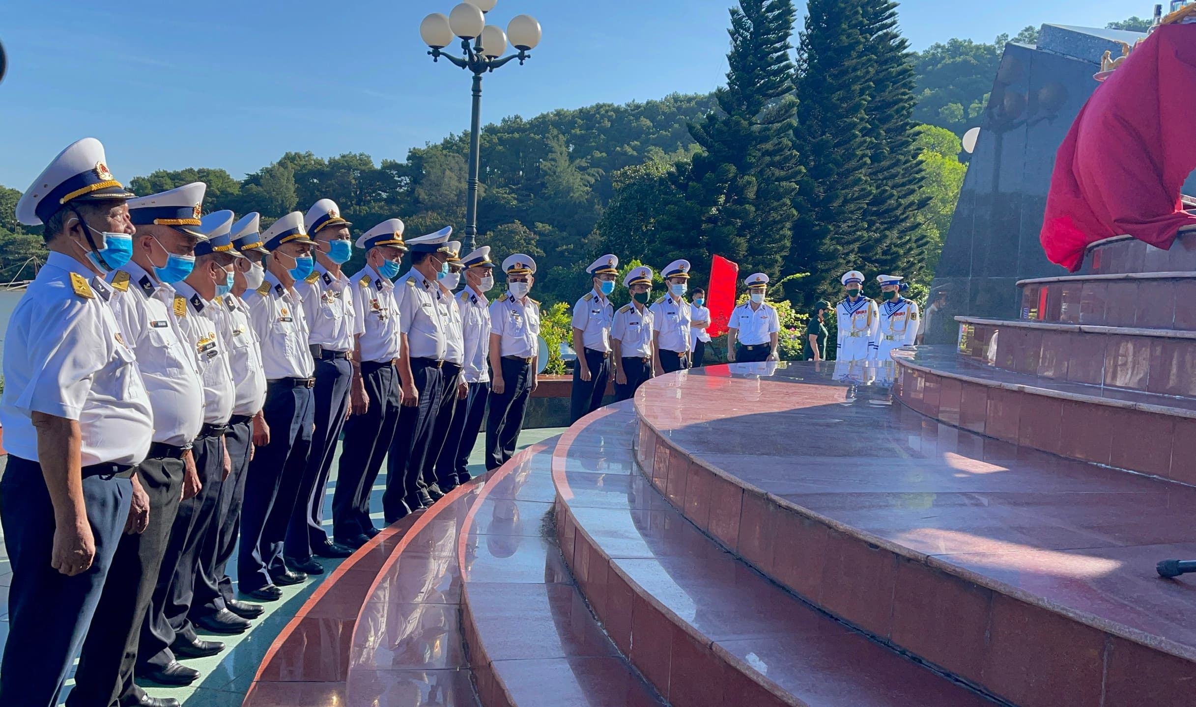 Dâng hương tưởng niệm Anh hùng liệt sĩ Đoàn tàu không số