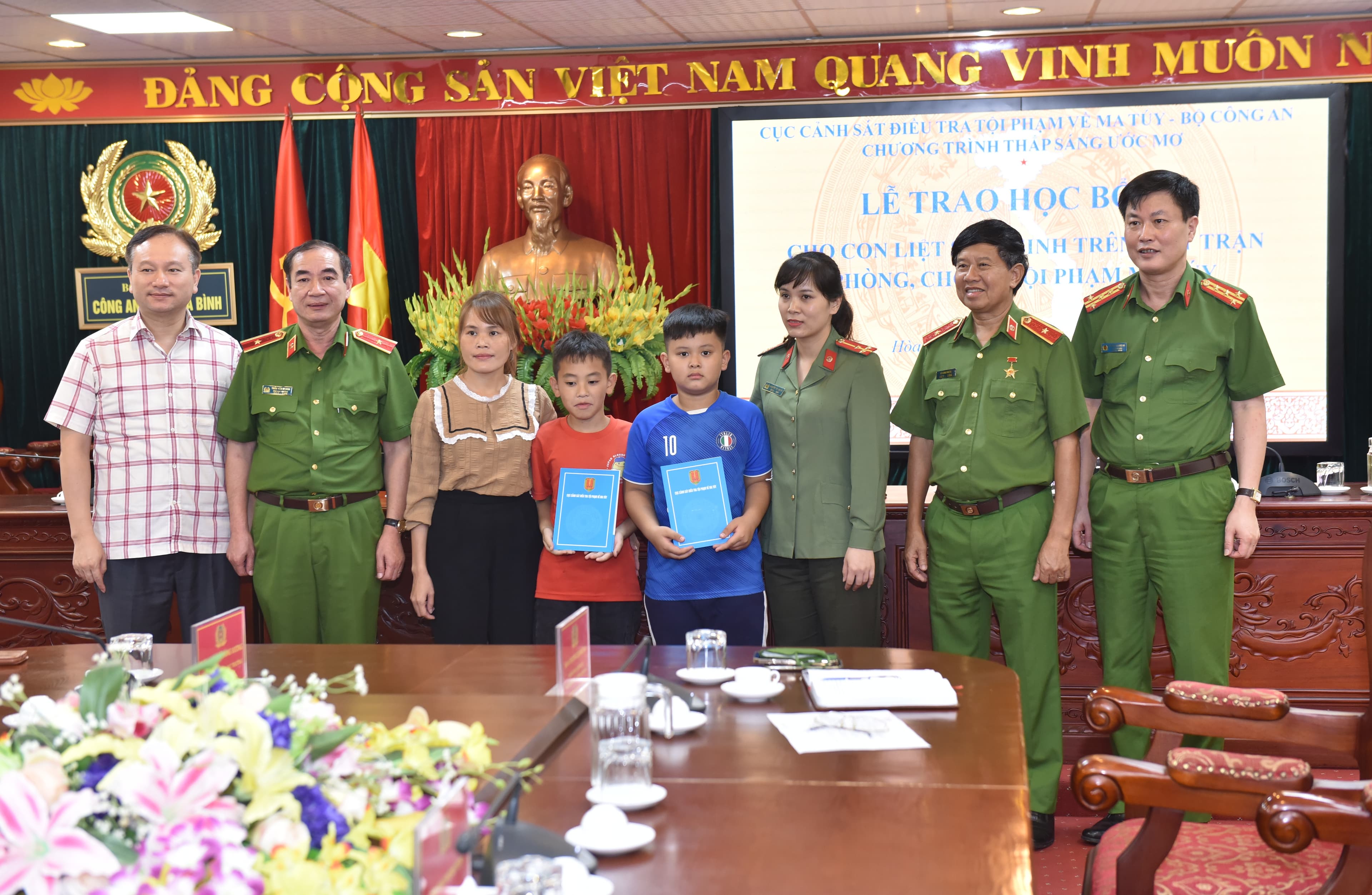 Trao học bổng “Thắp sáng ước mơ” tặng con các liệt sĩ hy sinh trong phòng, chống tội phạm ma túy