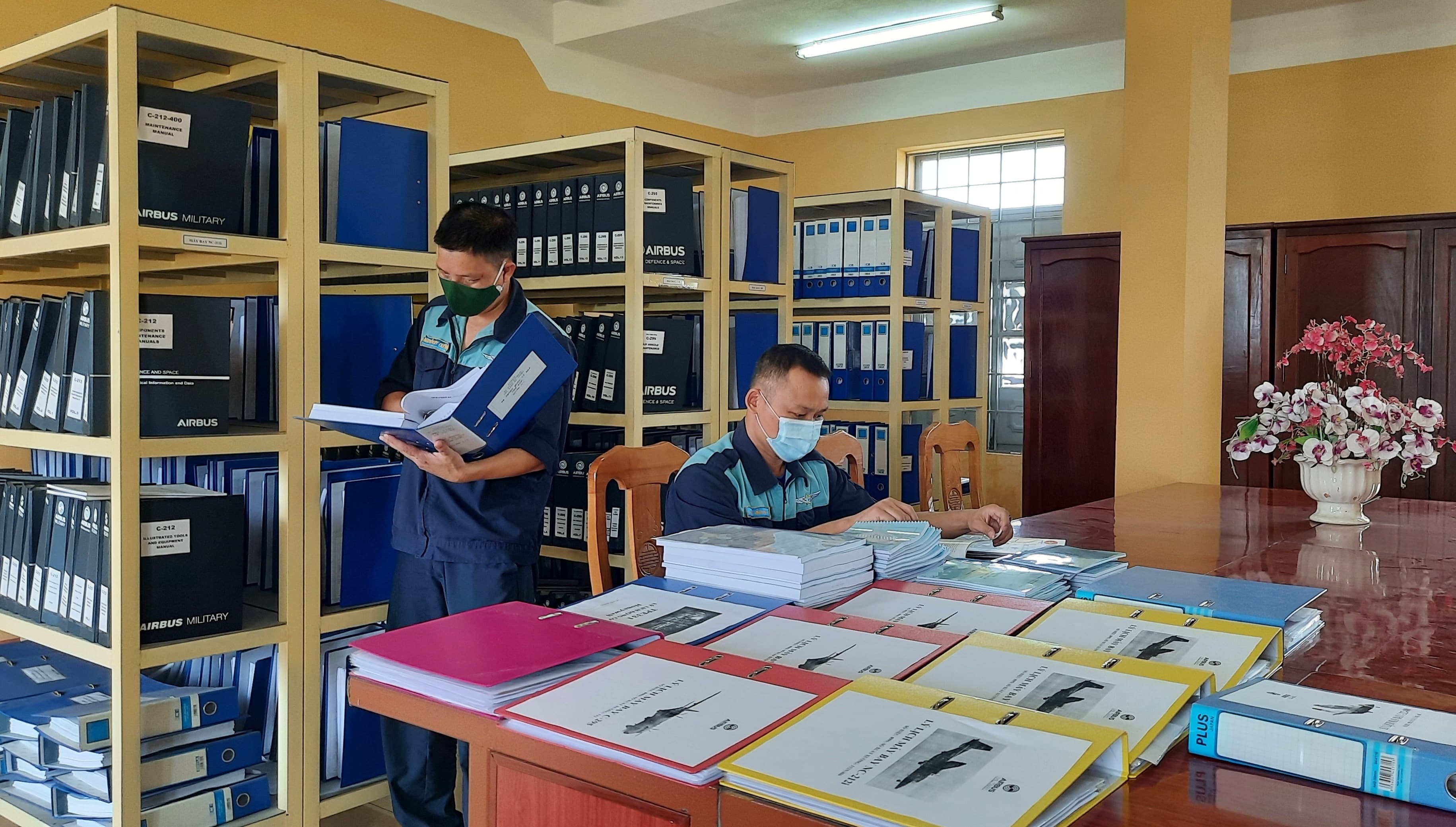 Đọc sách góp phần nâng cao tay nghề lính thợ