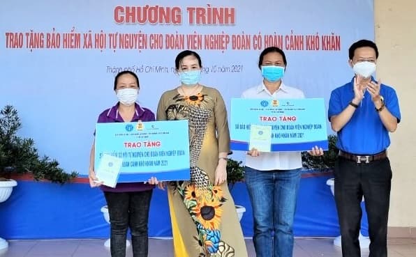 Trao 500 sổ bảo hiểm xã hội tự nguyện tặng đoàn viên nghiệp đoàn khó khăn