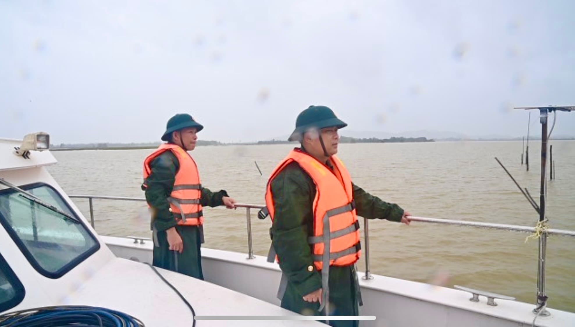 Bộ đội Biên phòng Nghệ An giúp dân ứng phó hoàn lưu bão số 8