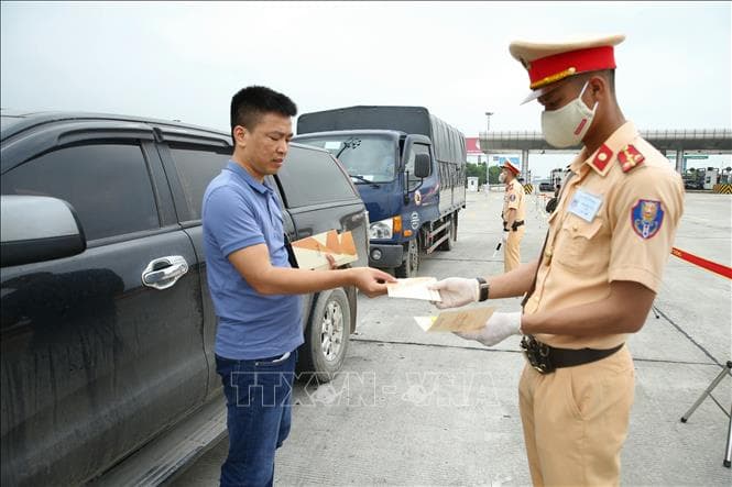 Hà Nội dừng kiểm soát người ra vào thành phố