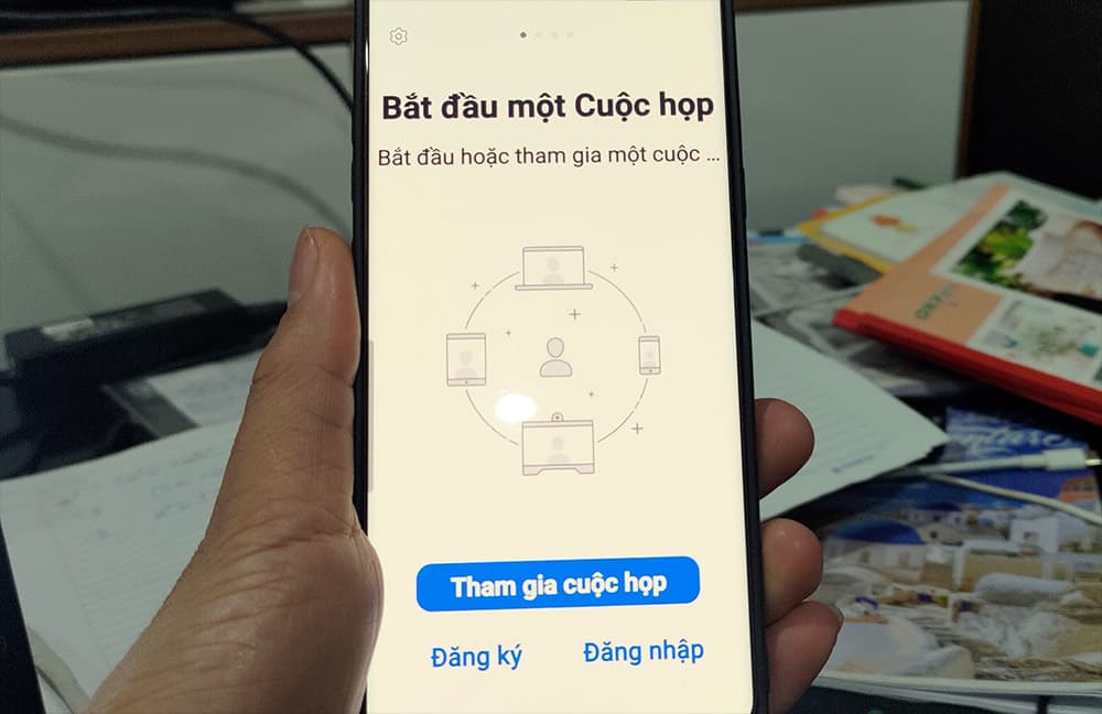 Một học sinh ở Nghệ An tử vong do điện thoại phát nổ khi học online