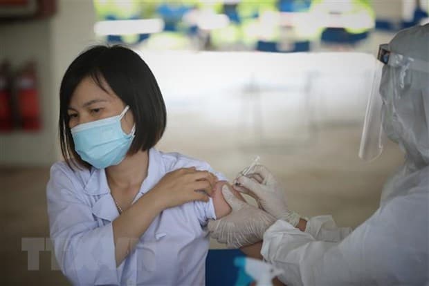 Bản tin Covid trưa 15-10: Bộ Y tế đề nghị báo cáo giá bán test xét nghiệm SARS-CoV-2; Long An lập 94 trạm y tế lưu động