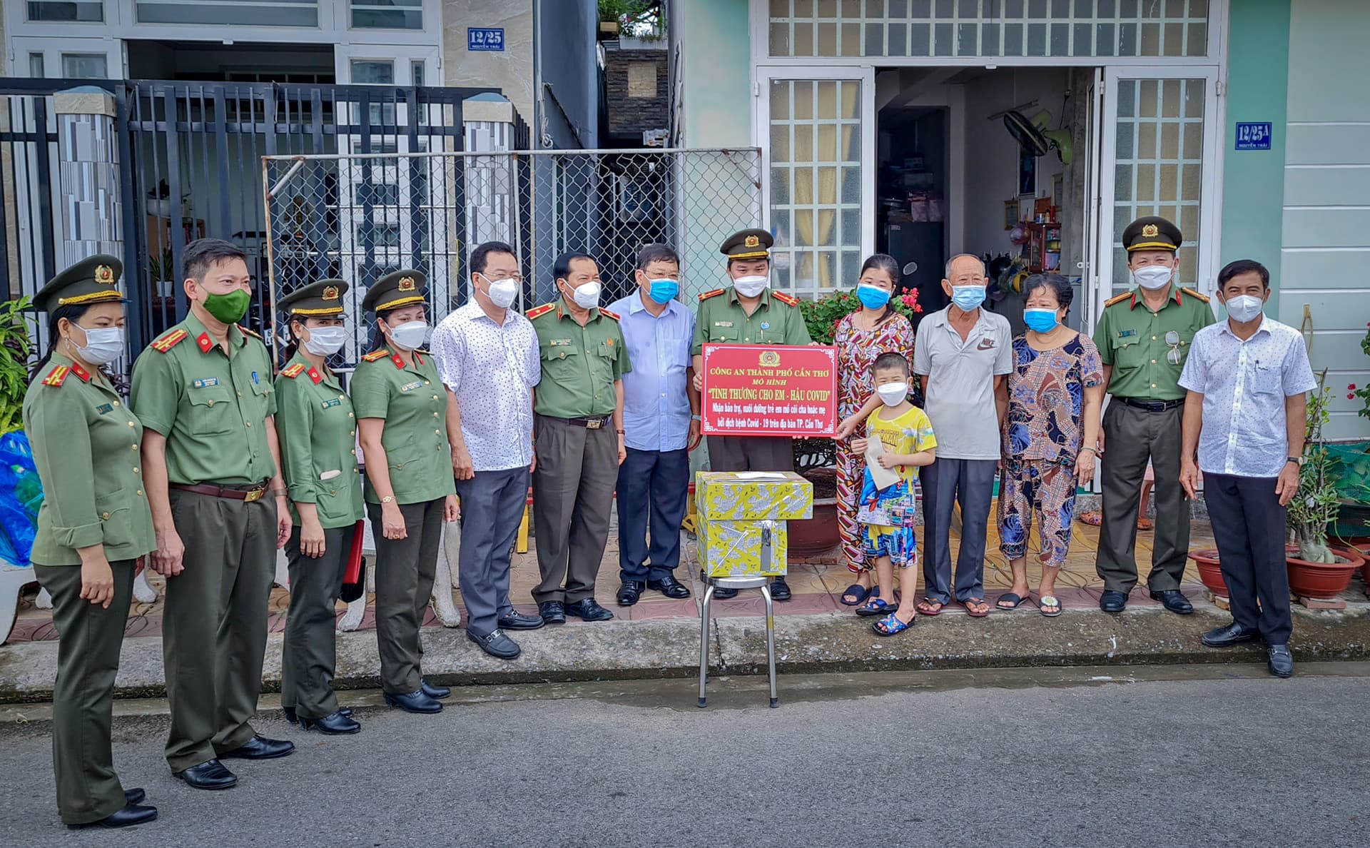 Công an TP Cần Thơ bảo trợ trẻ em mồ côi do dịch Covid-19
