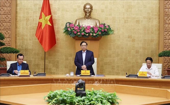 Thủ tướng Phạm Minh Chính: Phấn đấu cuối năm phủ vắc-xin cho các đối tượng, trong đó có công nhân, người lao động.