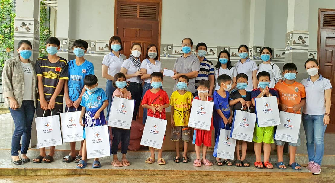 Công ty Điện lực Gia Lai tặng quà cho trẻ mồ côi