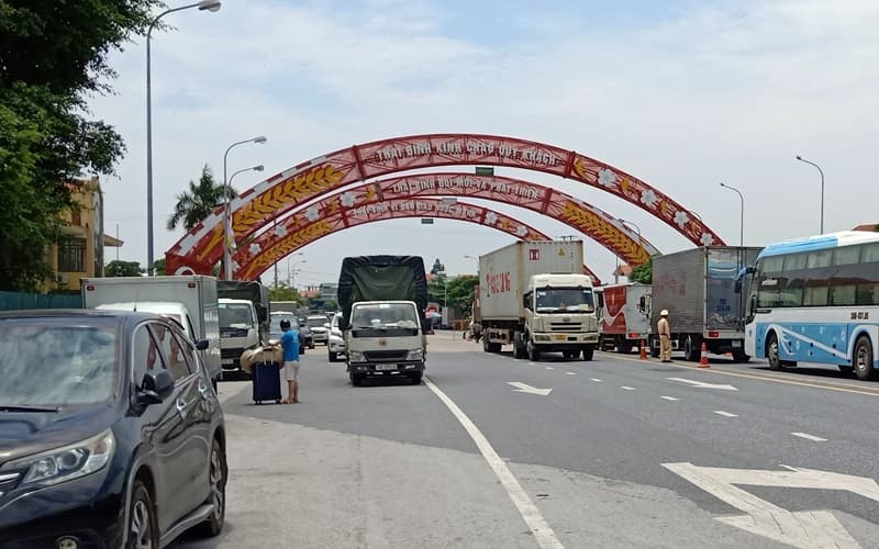 Từ 12 giờ trưa nay, tạm dừng các chốt kiểm soát ra, vào tỉnh Thái Bình