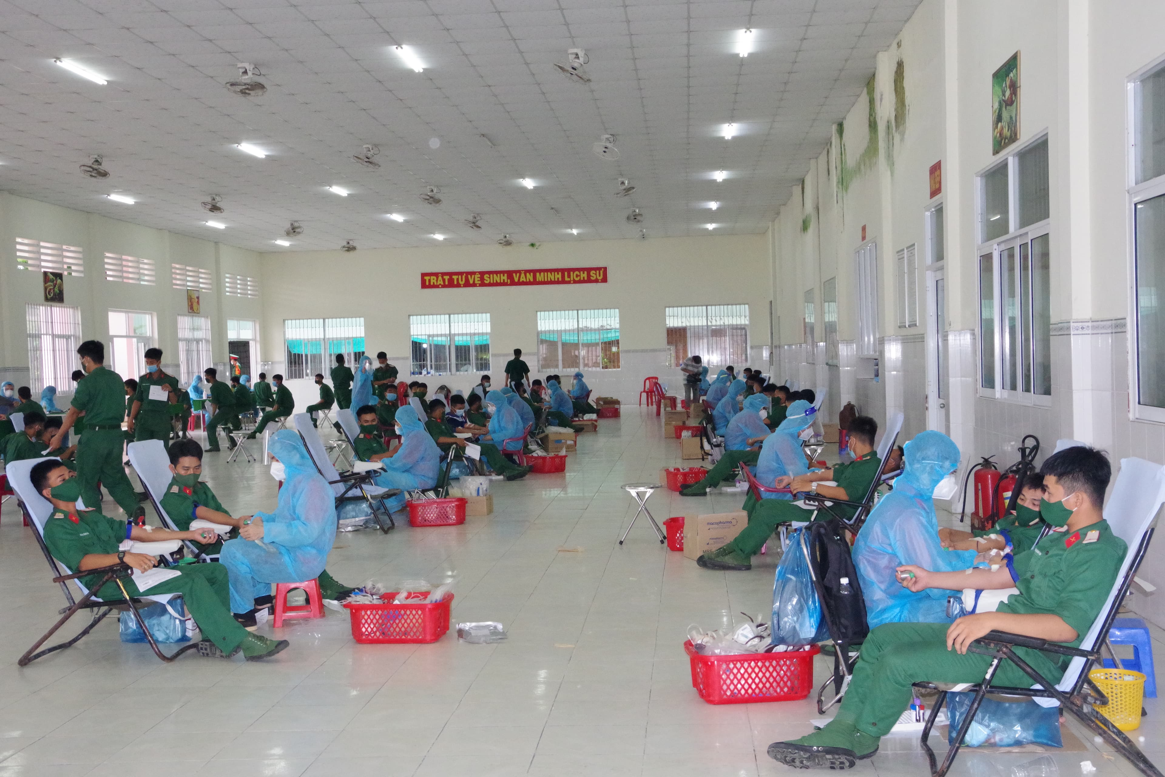 Hết lòng vì nhân dân