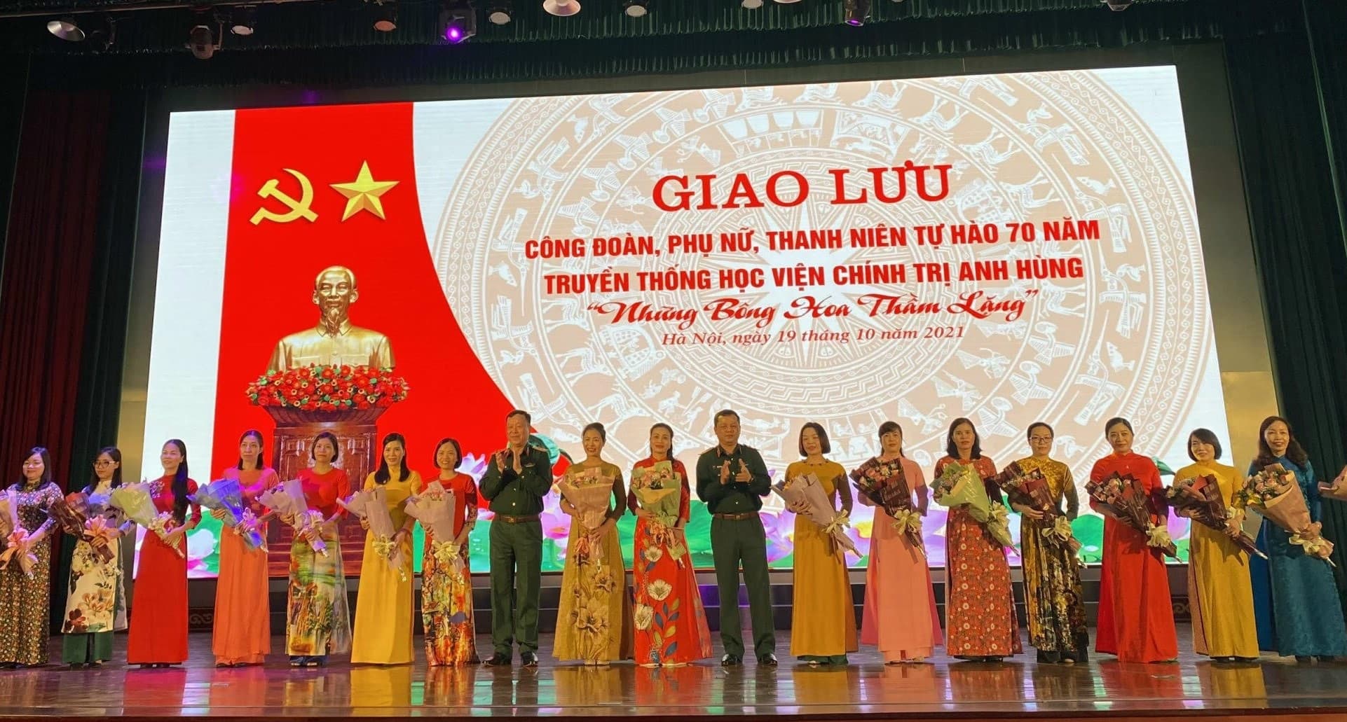 “Những bông hoa thầm lặng” ở Học viện Chính trị anh hùng

​