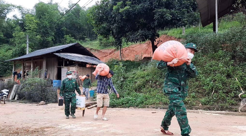 Đồn Biên phòng cửa khẩu Quốc tế Na Mèo (Thanh Hóa) giúp dân khắc phục sạt lở đất do mưa lớn