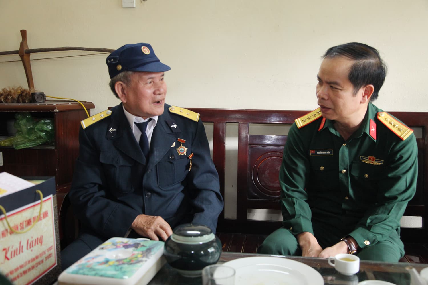 Thăm, tặng quà các cựu chiến binh từng tham gia mở Đường Hồ Chí Minh trên biển