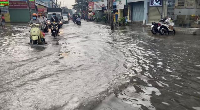 Nhiều tuyến đường TP Hồ Chí Minh ngập nặng  sau mưa lớn