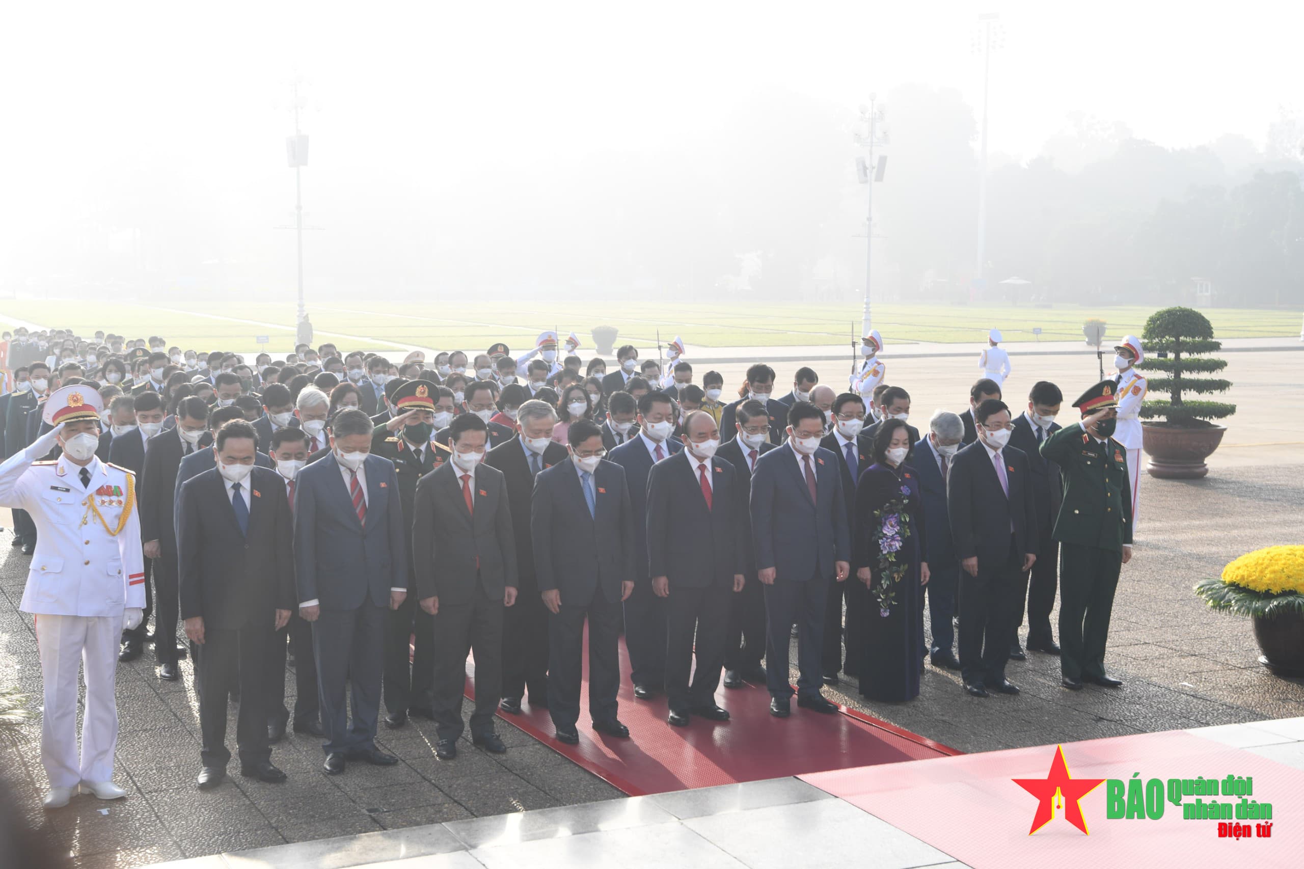 Đại biểu Quốc hội đặt vòng hoa và vào Lăng viếng Chủ tịch Hồ Chí Minh trước giờ khai mạc kỳ họp