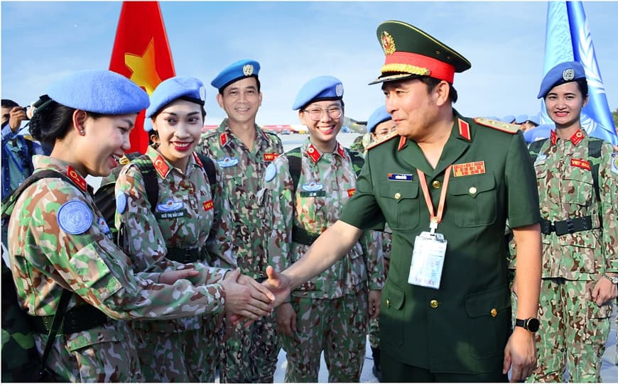 Một số hình ảnh về những "bóng hồng" trong Quân đội ta