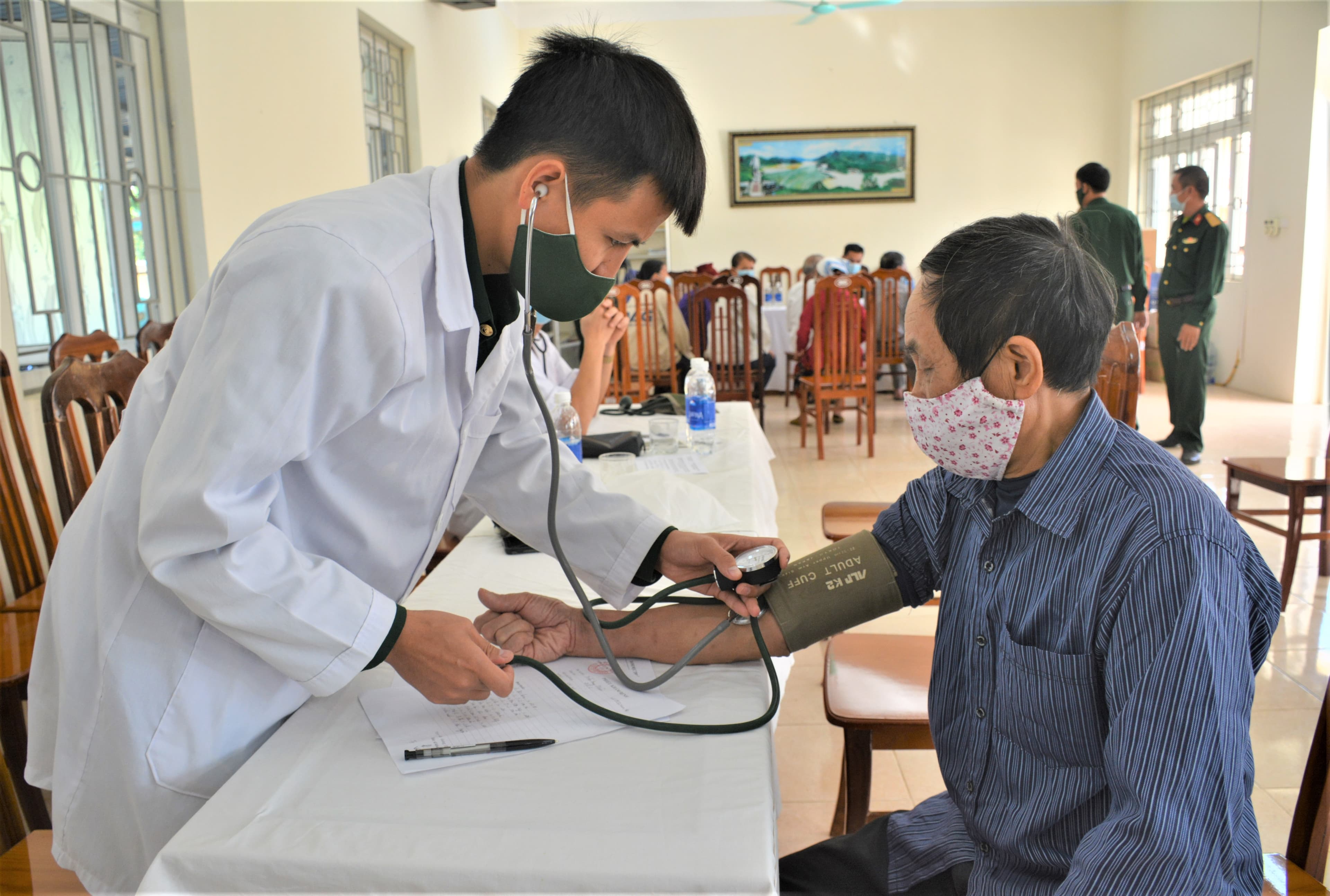 Tổng cục Kỹ thuật khám bệnh, cấp thuốc miễn phí, tặng quà gia đình chính sách