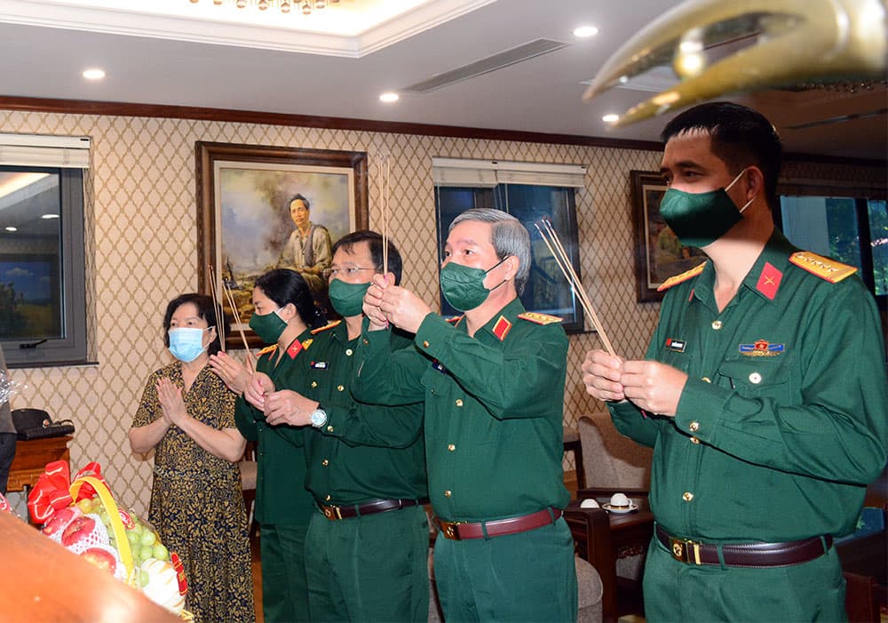 Dâng hương tưởng nhớ Đại tướng Nguyễn Chí Thanh và Thượng tướng Song Hào