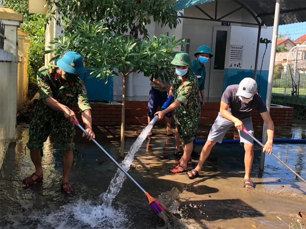 LLVT tỉnh Quảng Bình: Vừa chống dịch, vừa tích cực giúp dân dọn lũ