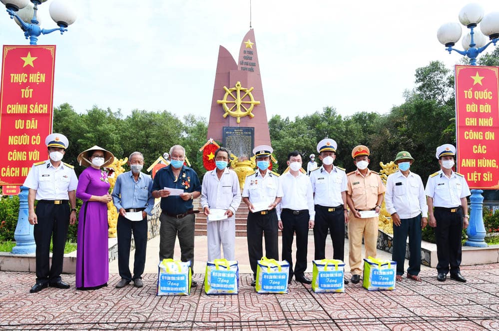 Dâng hương tưởng niệm các anh hùng liệt sĩ Đoàn tàu không số
