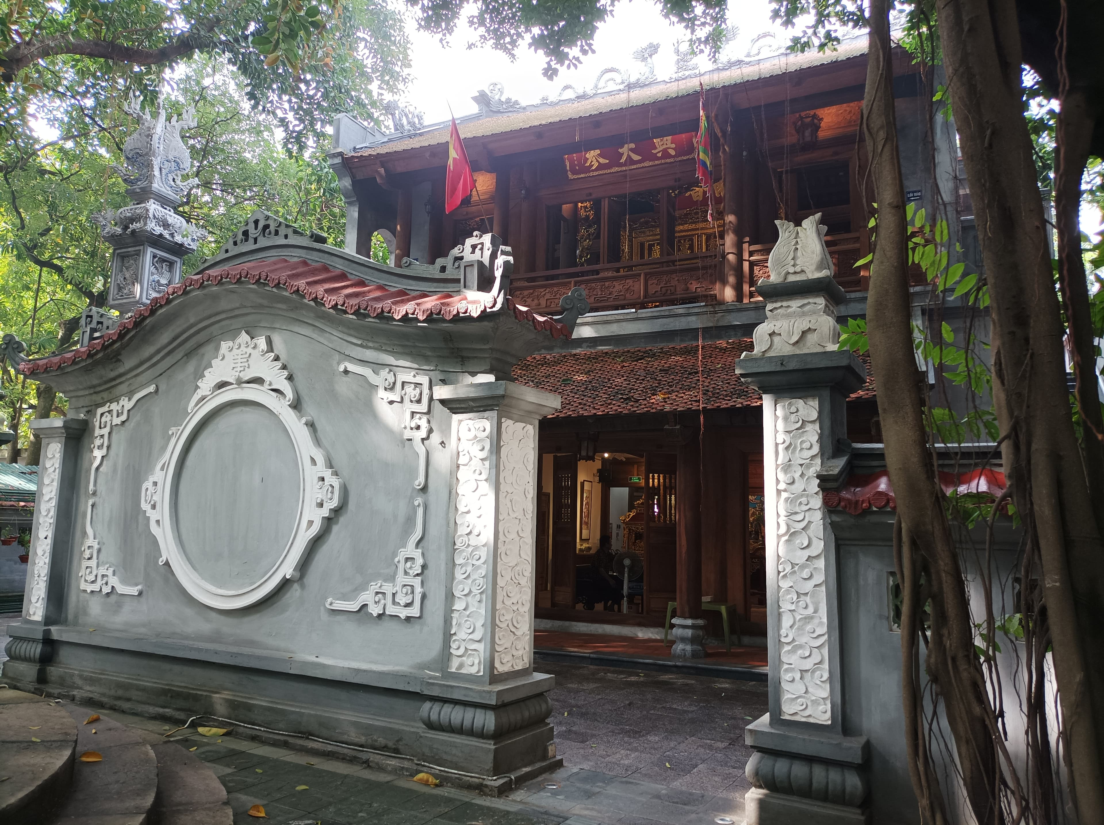 Đình thiêng bên Hồ Gươm
