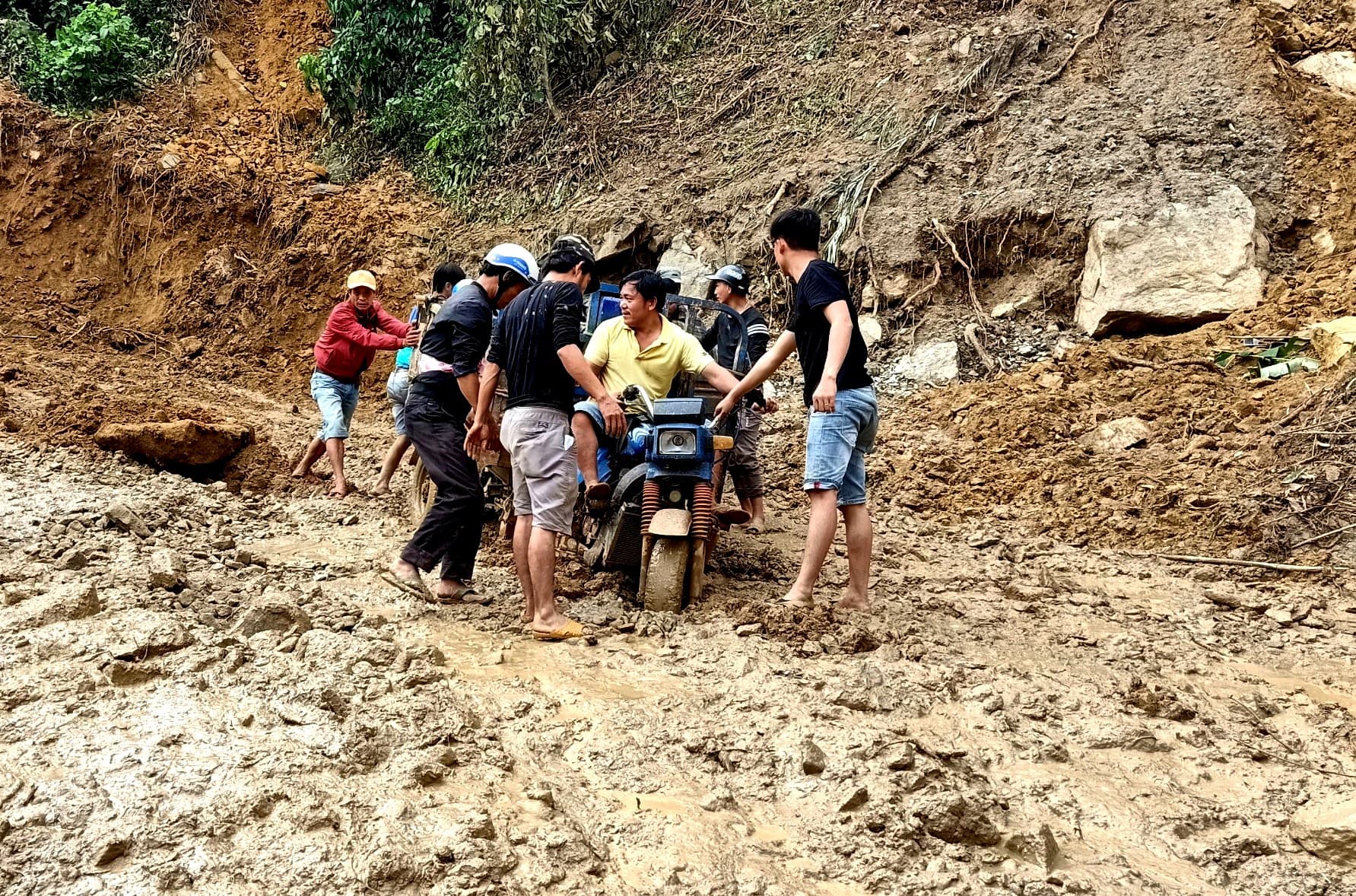 Kịp thời giúp dân vùng lũ Nam Trà My