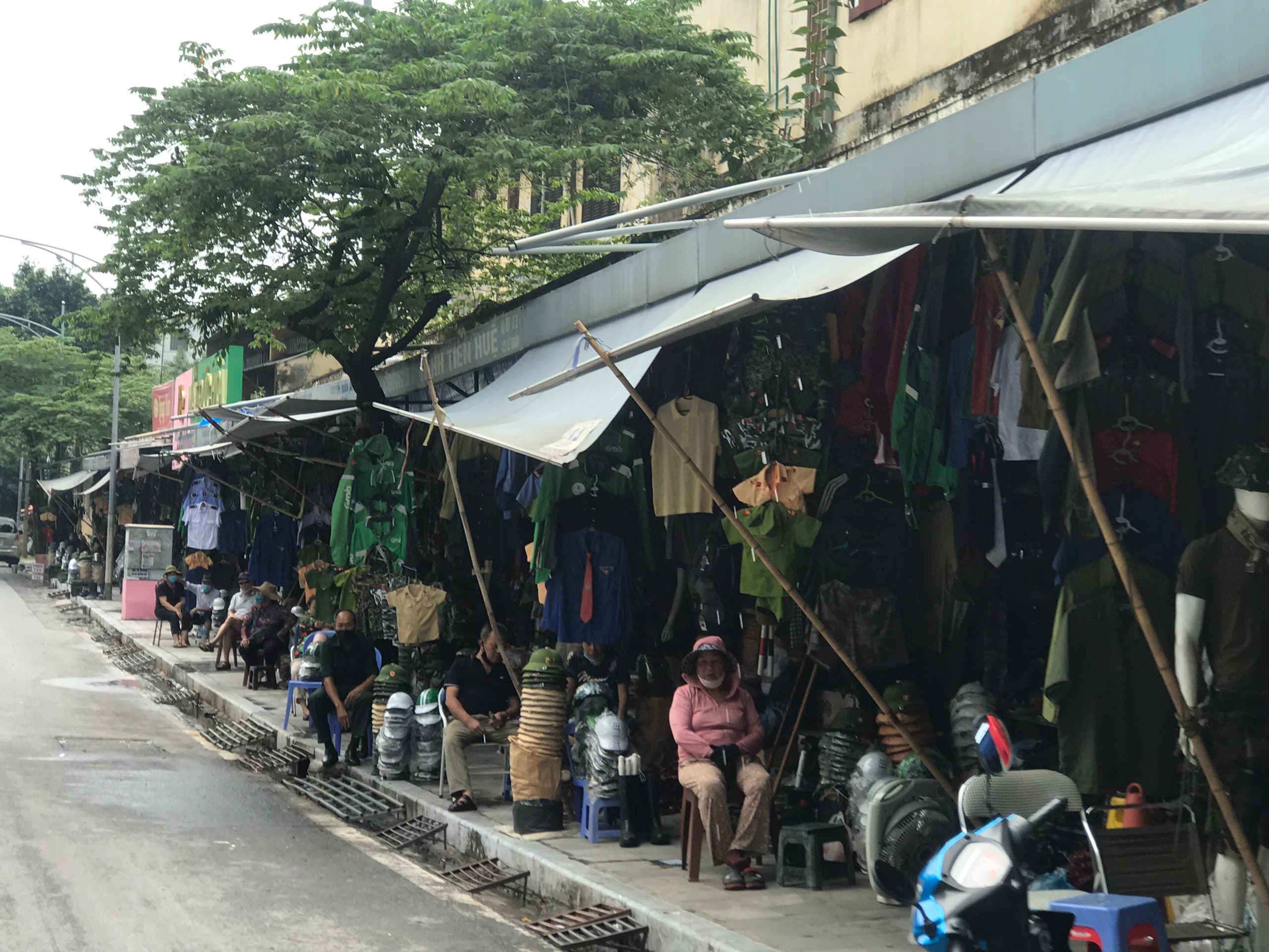 Ngăn chặn tình trạng buôn bán, sử dụng quân trang trái phép