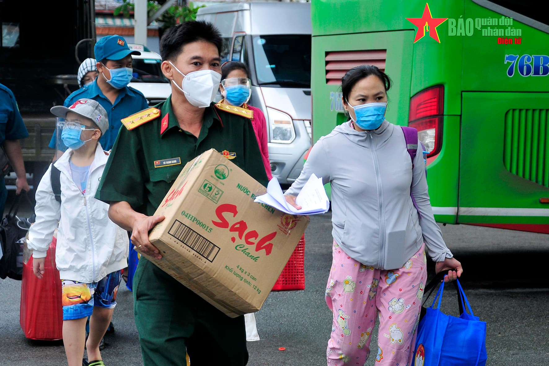 Bộ tư lệnh TP Hồ Chí Minh tiếp tục phối hợp hỗ trợ đưa người dân về quê
