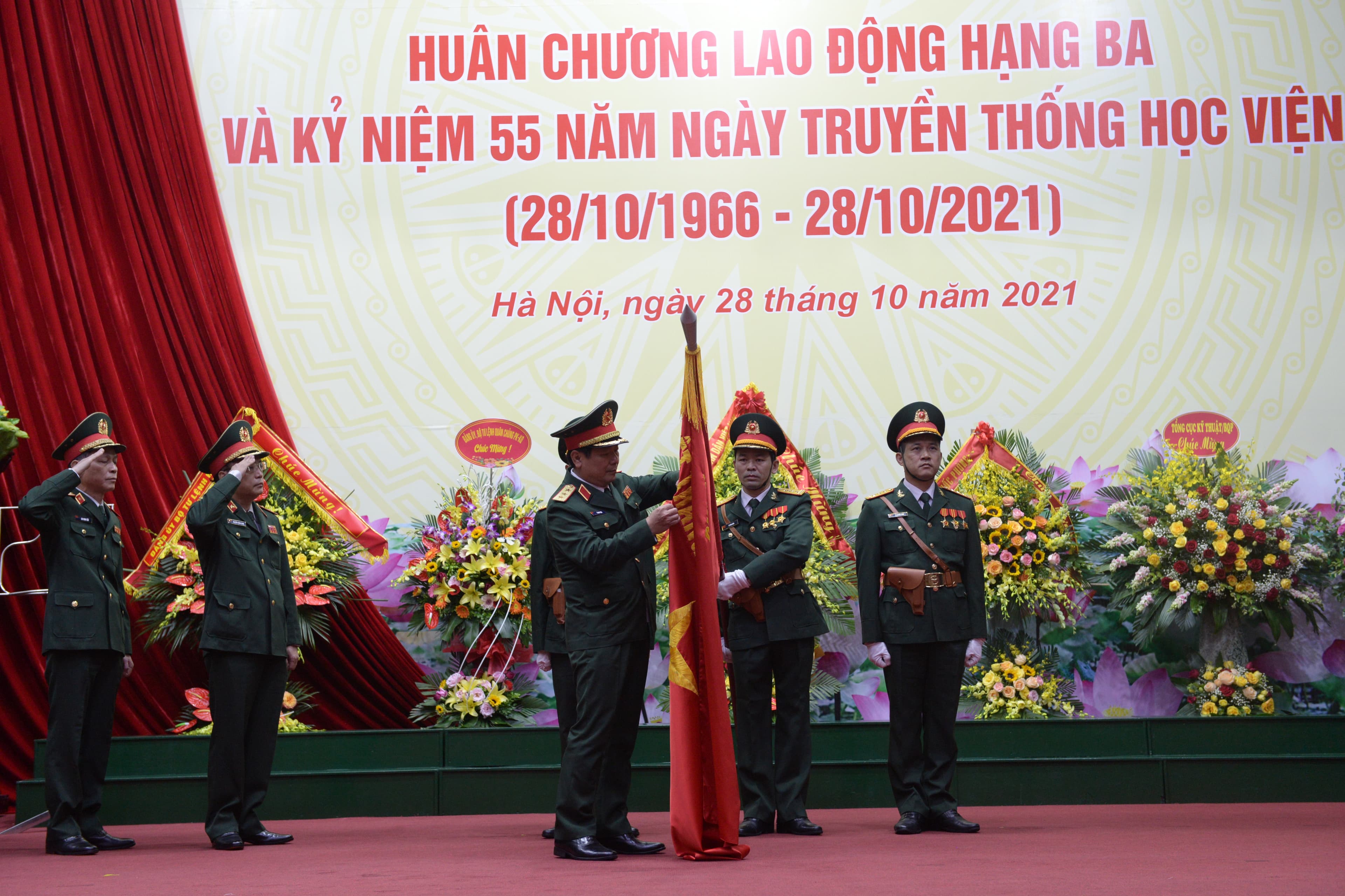 Học viện Kỹ thuật Quân sự đón nhận Huân chương Lao động hạng Ba

​