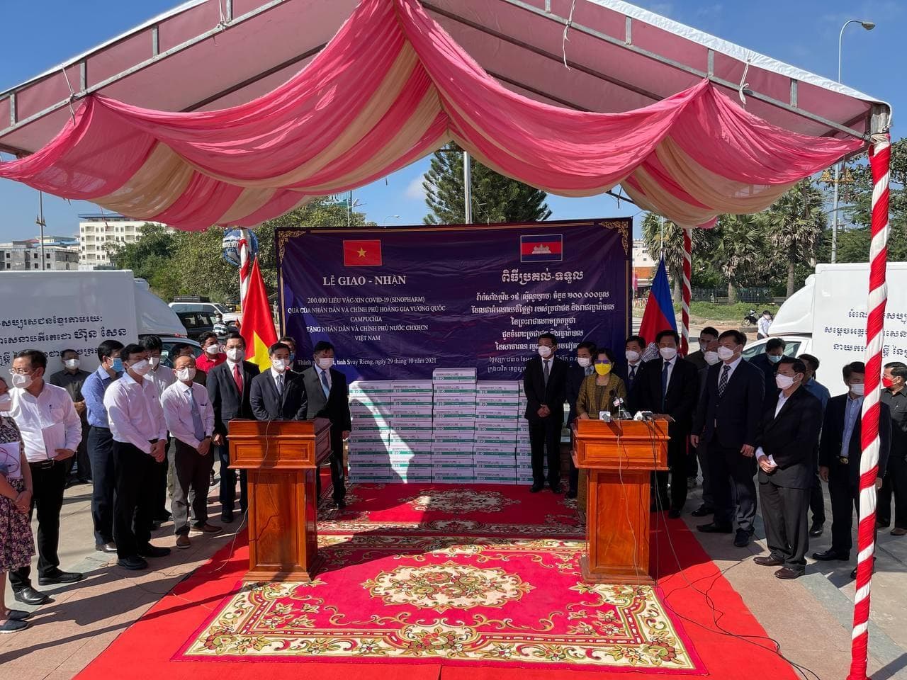 Việt Nam tiếp nhận 200.000 liều vắc xin Campuchia tài trợ
