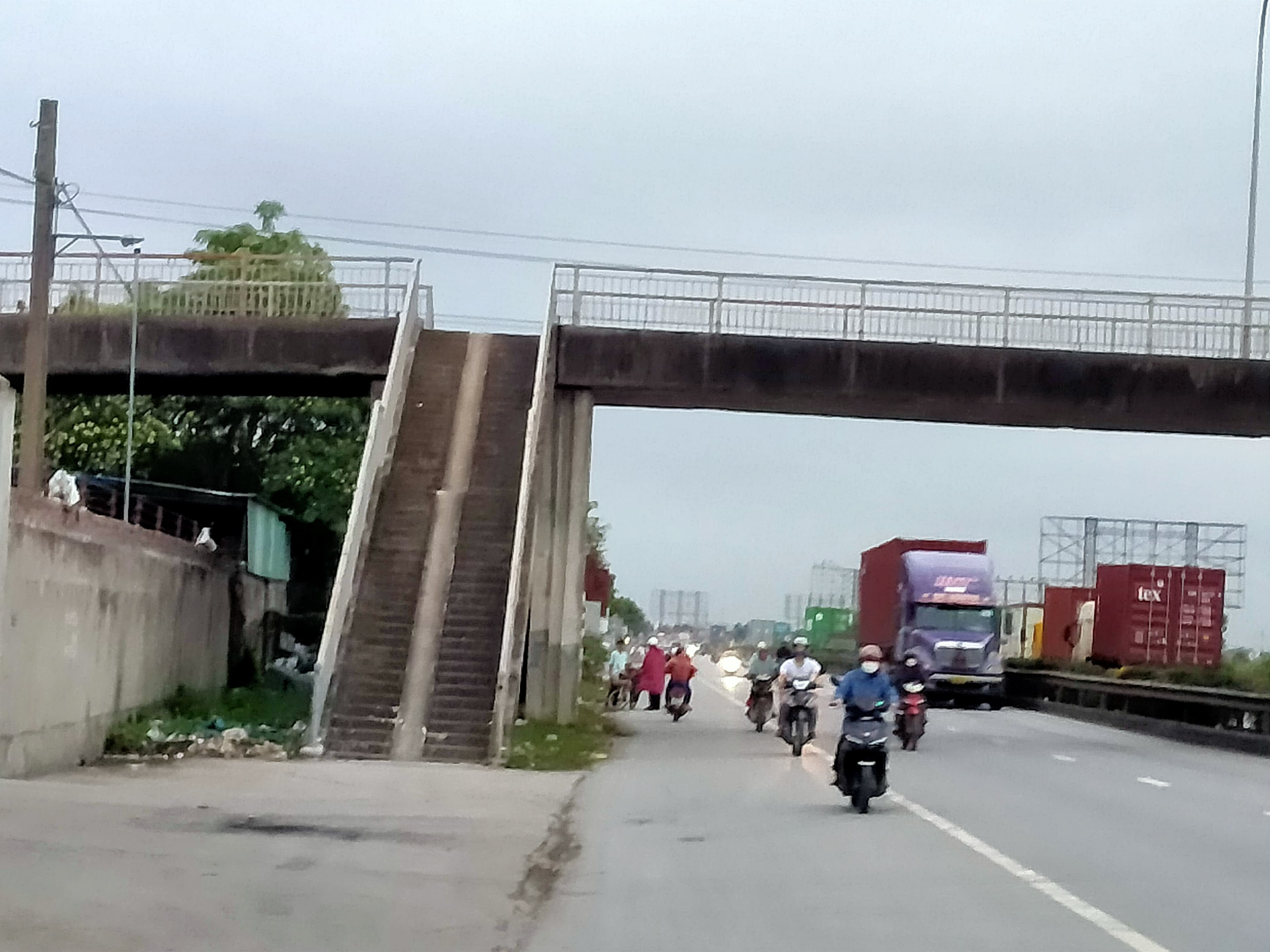 Hồi âm sau bài báo: Điểm tập kết rác thải tại chân cầu vượt đã được giải tỏa