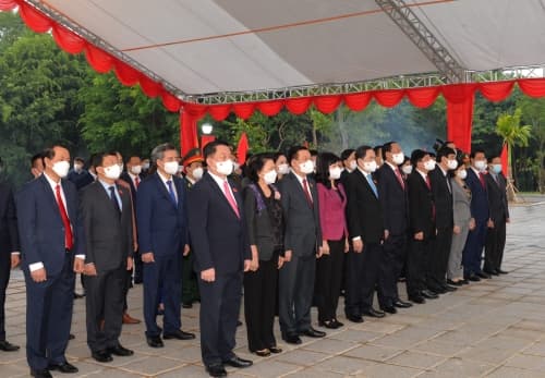 Chủ tịch Quốc hội Vương Đình Huệ dâng hương tưởng niệm đồng chí Lê Quang Đạo