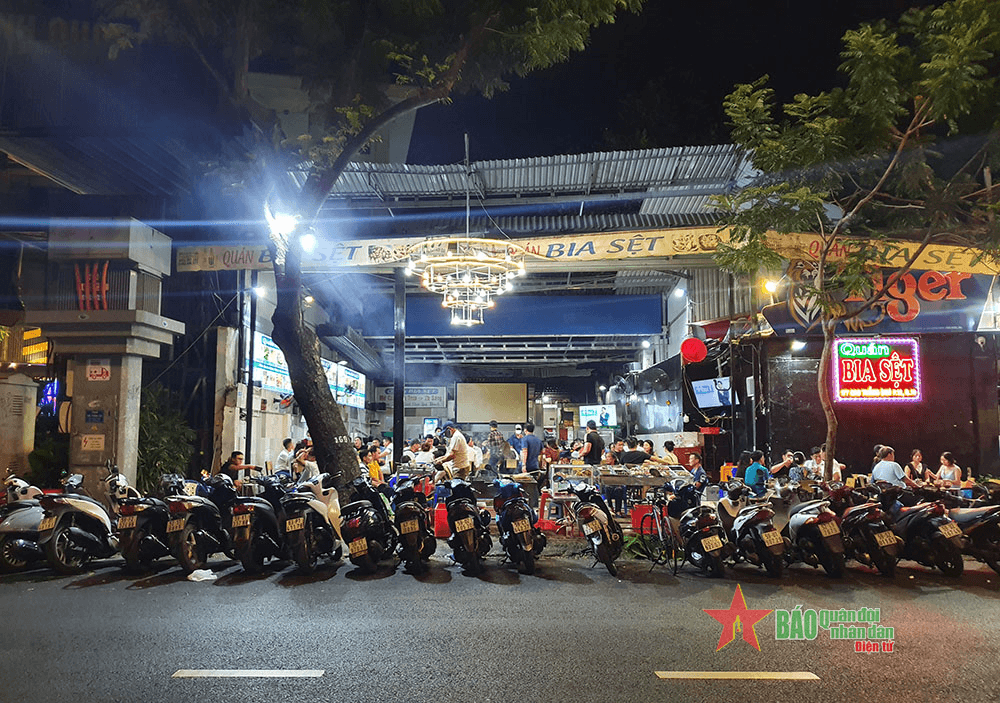 Kinh doanh dịch vụ ăn uống tại chỗ ở TP Hồ Chí Minh: Vỉa hè "cười nụ" - quán ăn "khóc thầm"
