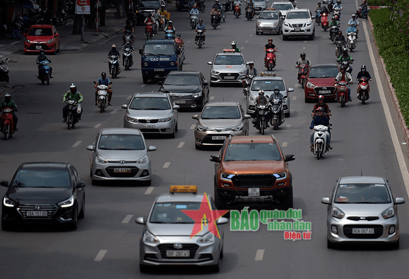 Ô tô đang lăn bánh phải chịu bao nhiêu khoản thuế và phí?
