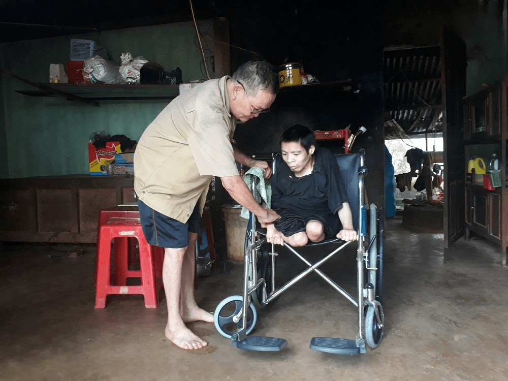 Cựu chiến binh già vất vả chăm con tàn tật
