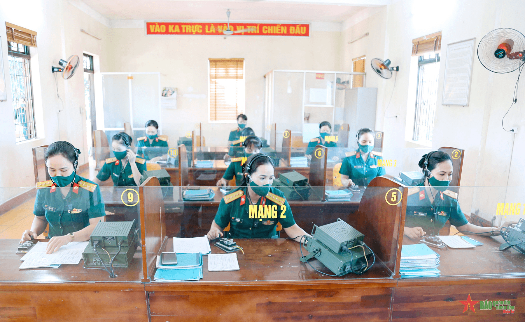 Nữ quân nhân mang phù hiệu “cánh sóng”