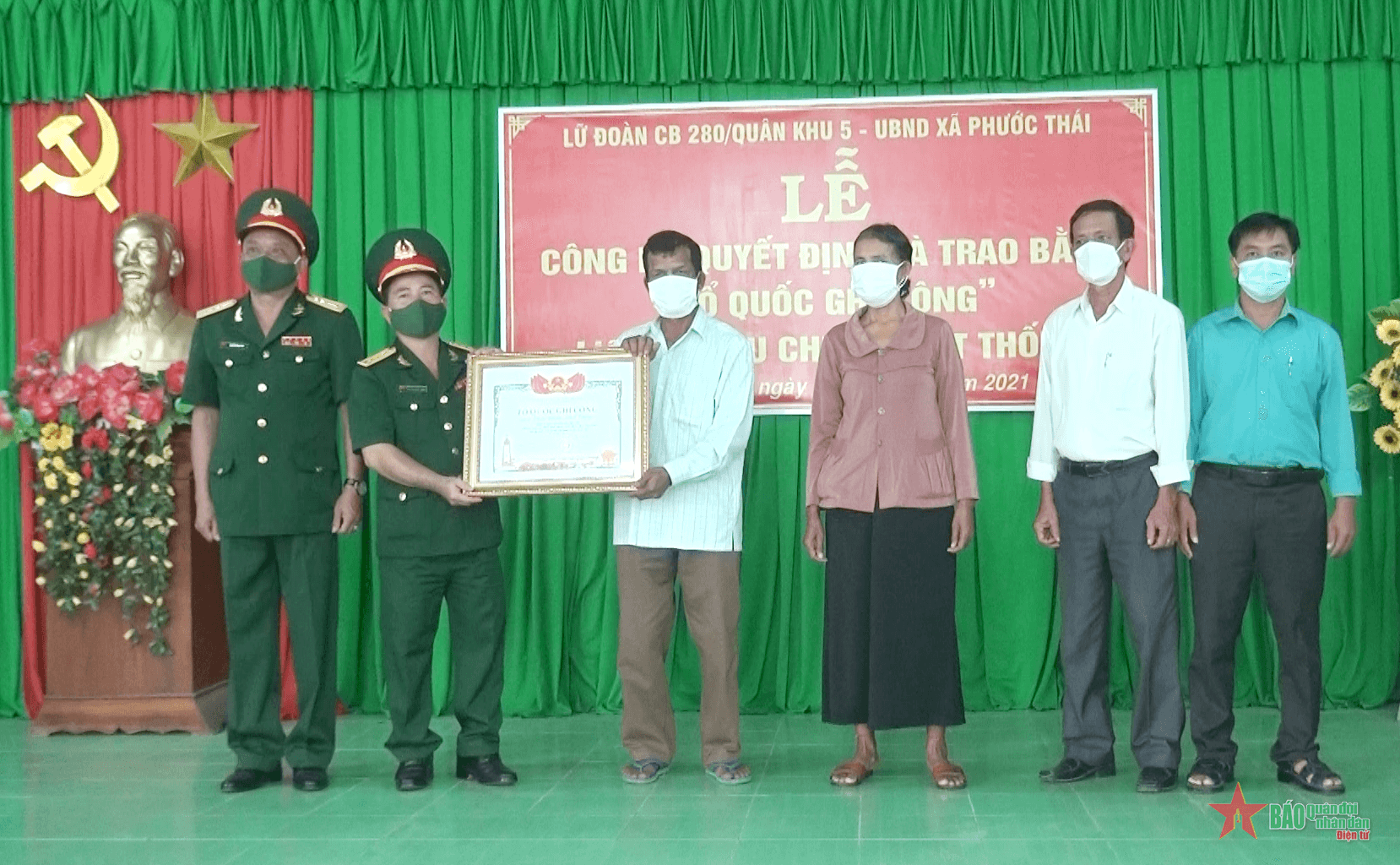Trao bằng “Tổ quốc ghi công” cho thân nhân liệt sĩ Châu Chiêu Nhất Thống