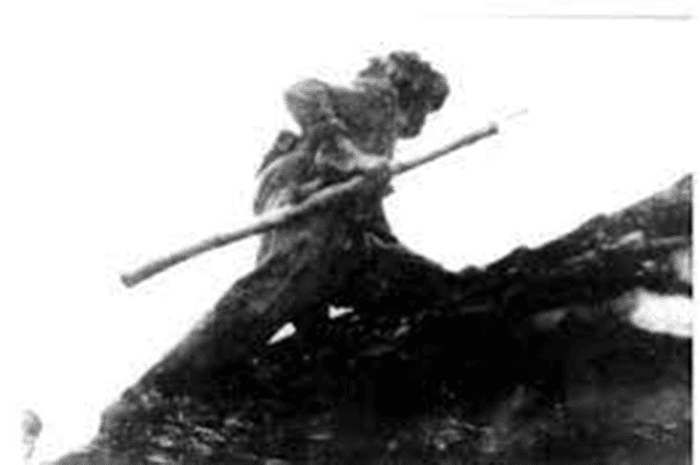 Tẩm xăng vào chăn đốt hàng rào địch