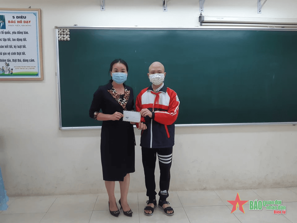 Gần 29 triệu đồng hỗ trợ em Tạ Đức Hùng