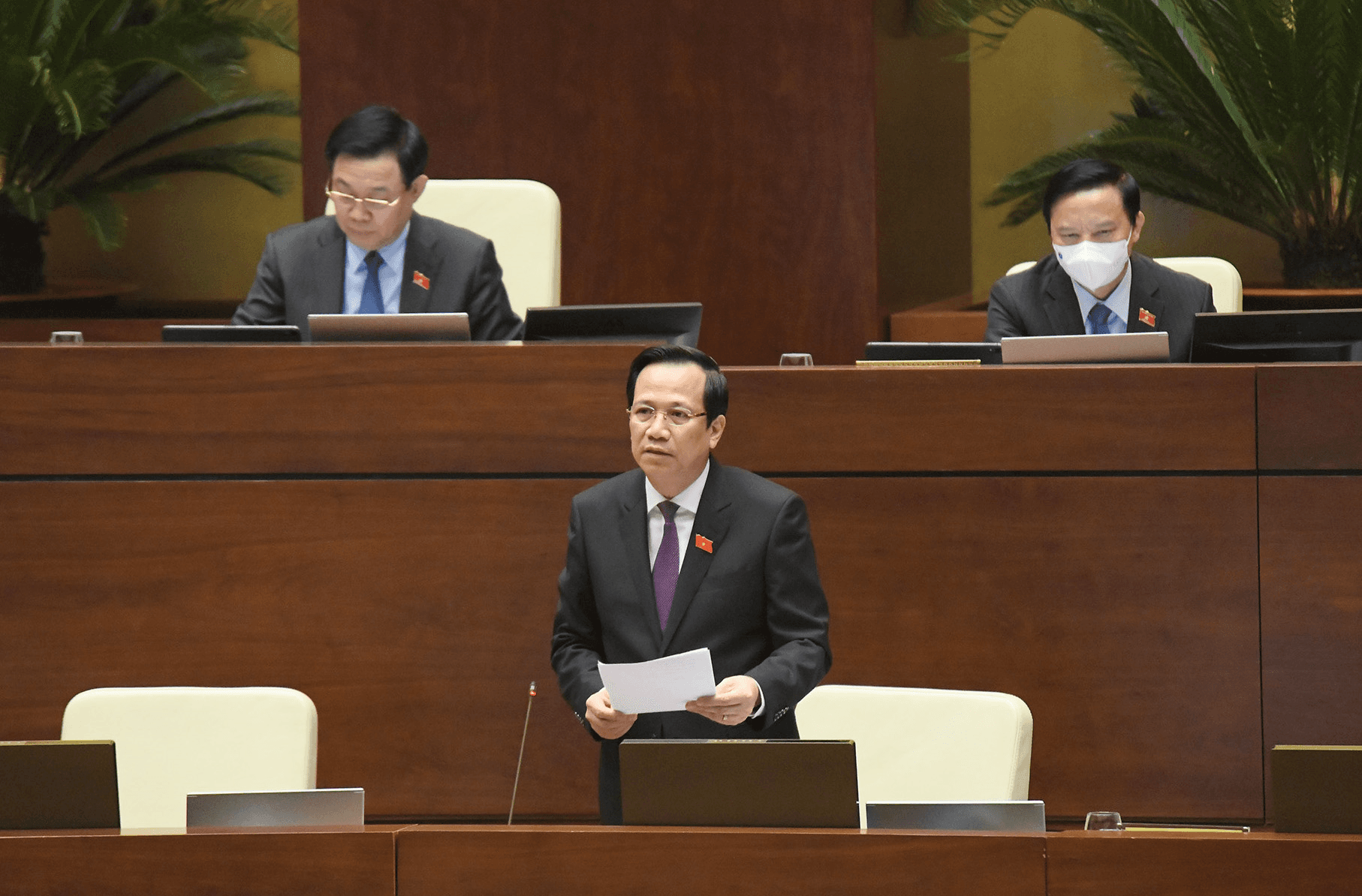 Quốc hội chất vấn chiều 10-11: Bộ trưởng Đào Ngọc Dung nói gì về việc “bán” sổ bảo hiểm xã hội?