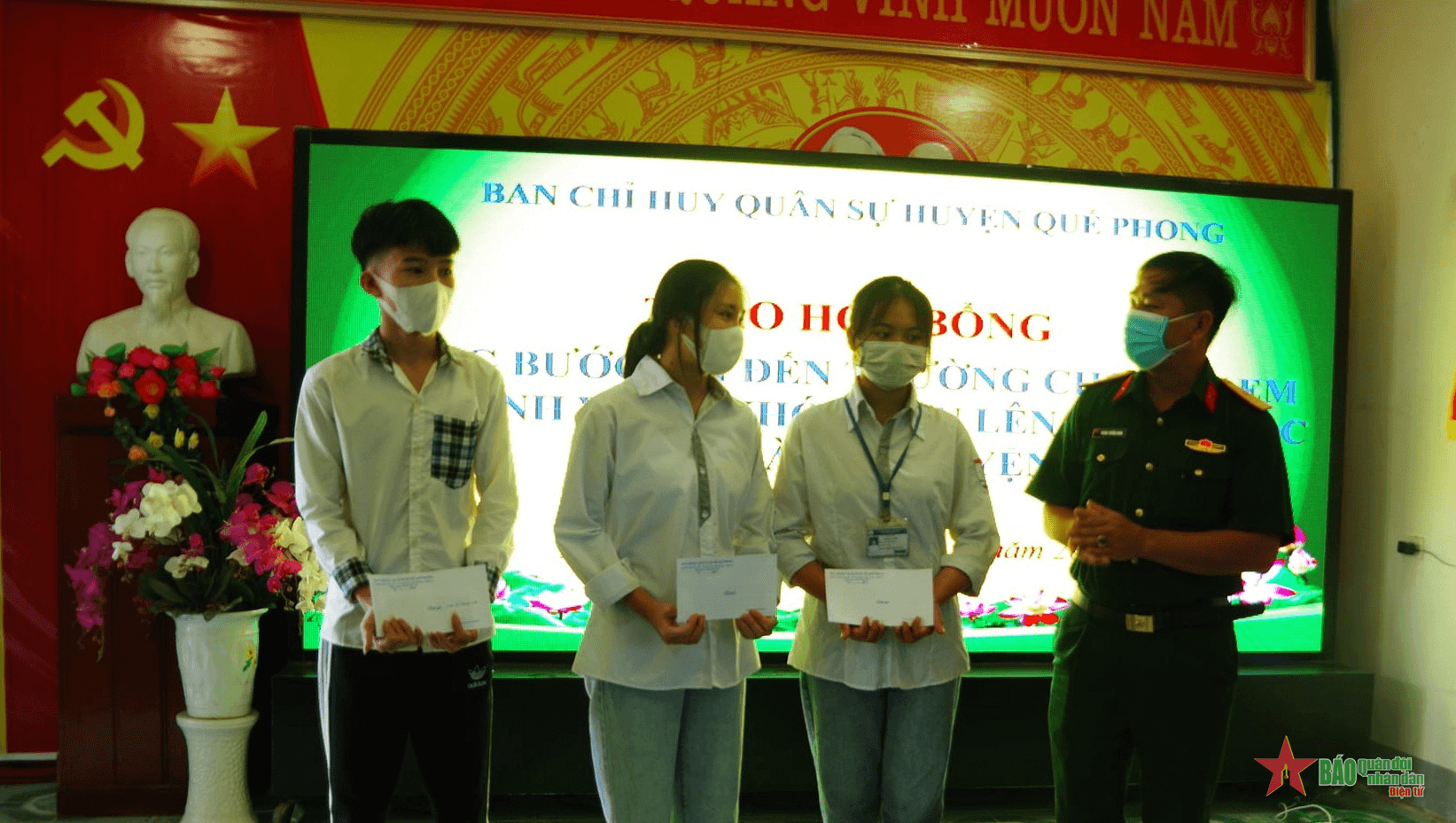 Thiết thực Chương trình "Nâng bước em đến trường"