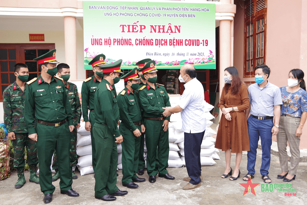 Trung đoàn 741 giúp dân bản huyện Điện Biên phòng, chống dịch Covid-19
