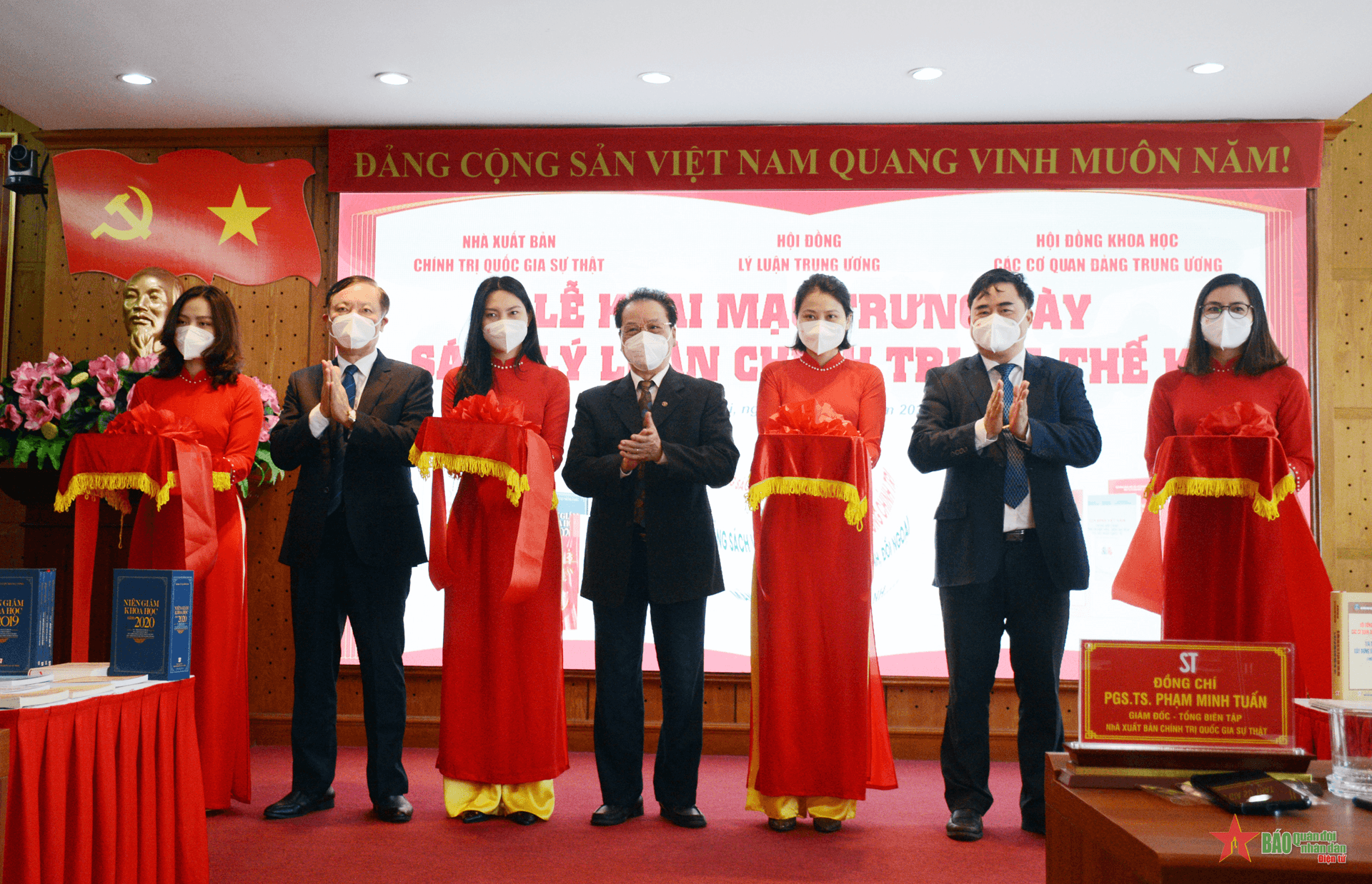 Khai mạc trưng bày "Sách lý luận chính trị 1/4 thế kỷ"