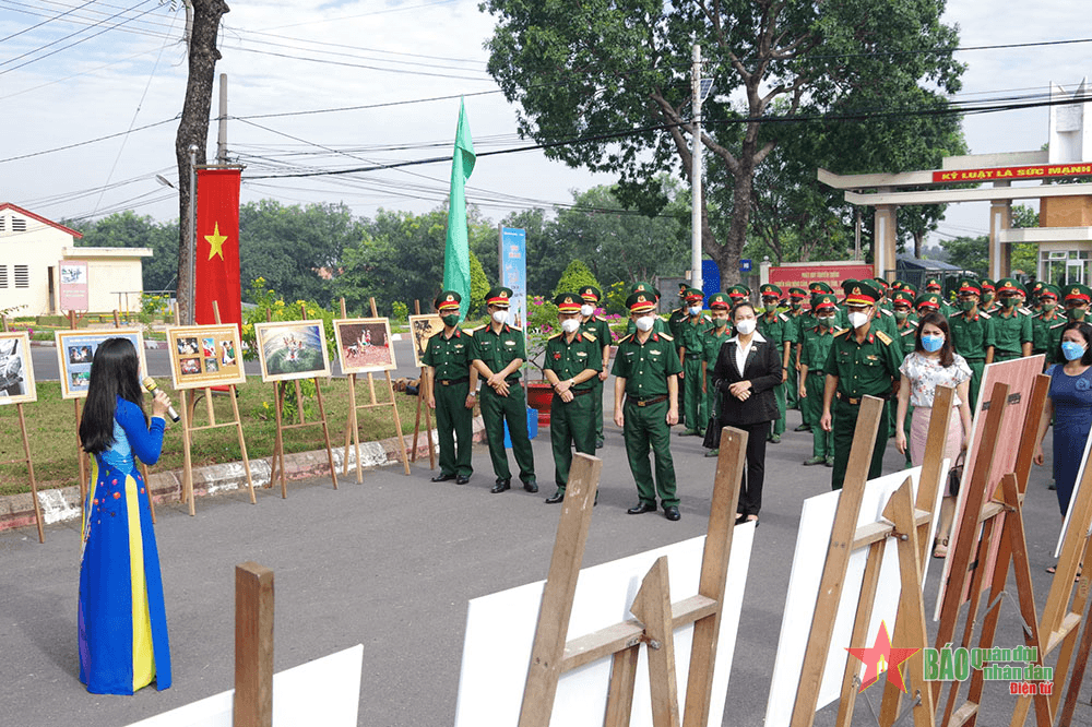 Triển lãm chủ đề gia đình và Đường Hồ Chí Minh trên biển